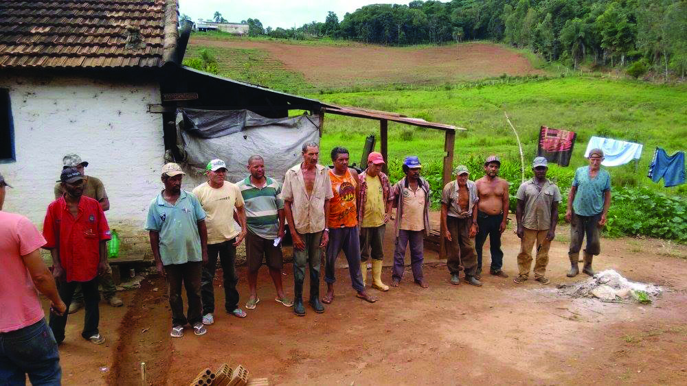 Trabalhadores que eram mantidos escravos na Fazenda de Sérgio (Foto: Arquivo GM)