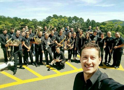 O maestro Juliano Barreto em uma selfie com os membros da Sinfônica de Poços de Caldas